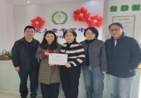 一群人站在画前合影

描述已自动生成